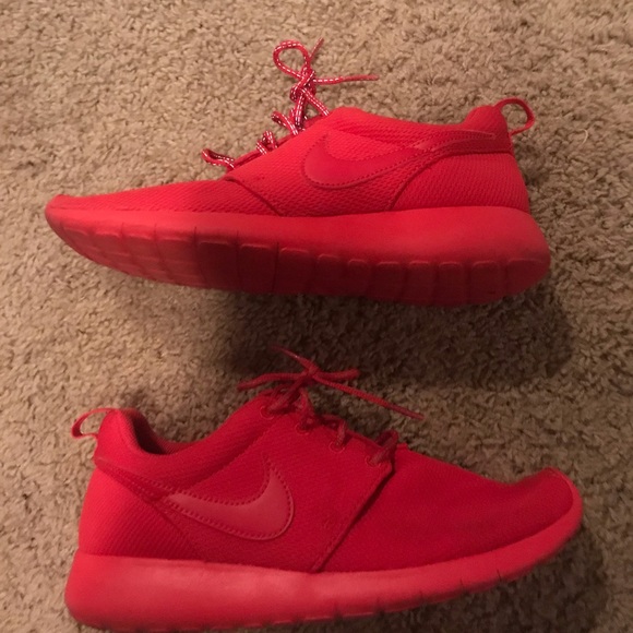 Red Nike roshe runs women’s 8 great condition - Picture 5 of 5
